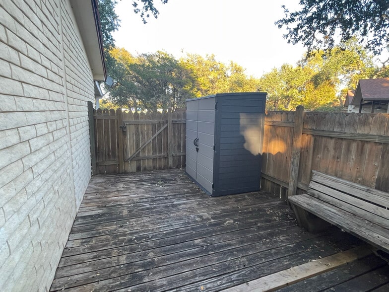 Building Photo - 98 Woodcreek Dr