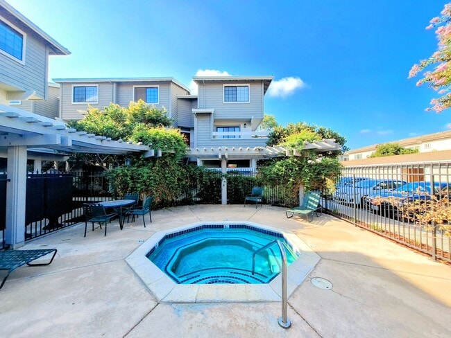 Building Photo - Beautiful Two-Story Condo With Pool, Hot T...