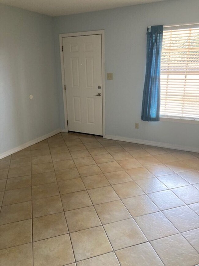 Building Photo - Spacious 1 Bedroom