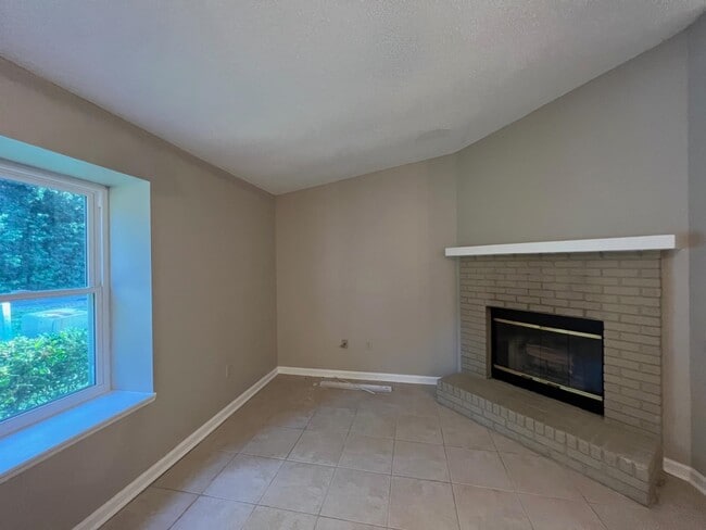 Building Photo - 2231 Treeo Ln