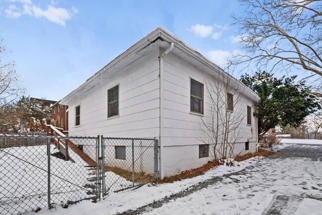 Building Photo - Stunning 3 bedroom home in East Pittsburgh available now!