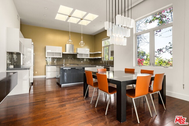 Building Photo - 3255 Fernwood Ave