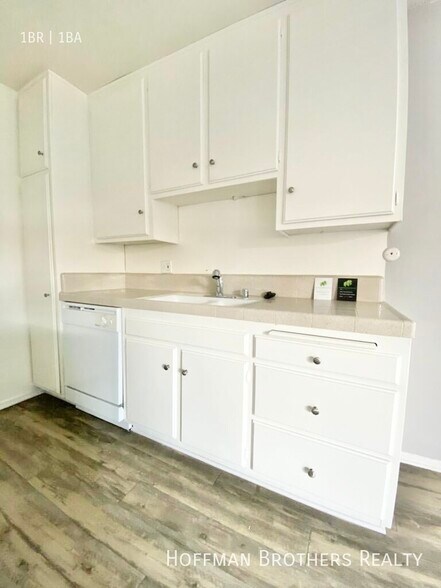 Building Photo - 10537 Rose Ave