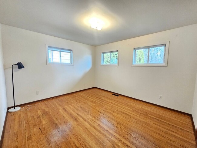 Building Photo - $2,300 - 3 Bed / 2 Bath Rancher Home in Perry District