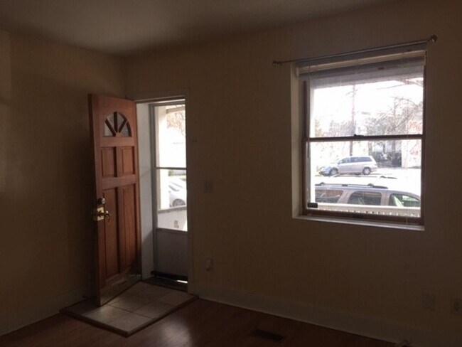 Building Photo - 2 bed 1 bath