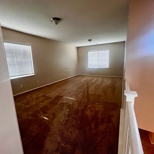 Building Photo - 5 BEDROOM VICTORVILLE HOME