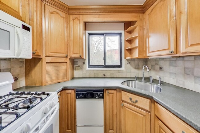 Building Photo - 2BD/1BA Takoma Park Condo in Elevator Building