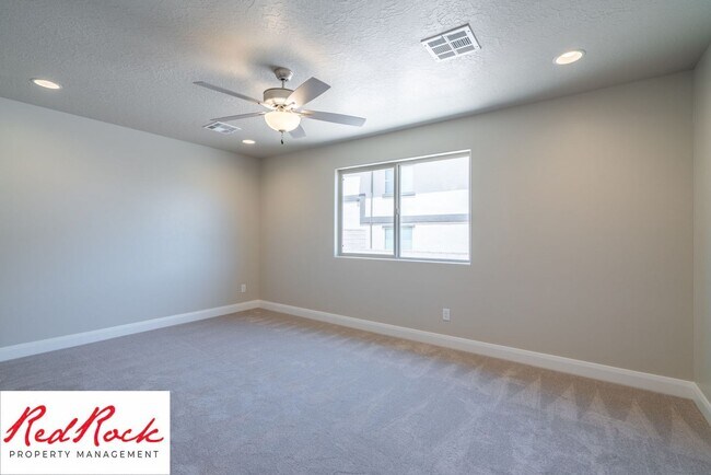 Building Photo - 4 Bedroom, 2.5 Bathroom Townhome in Hurric...