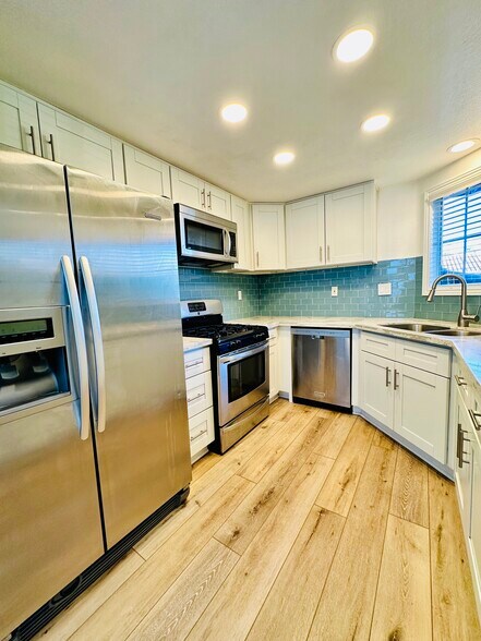 Building Photo - 10 Abrigo