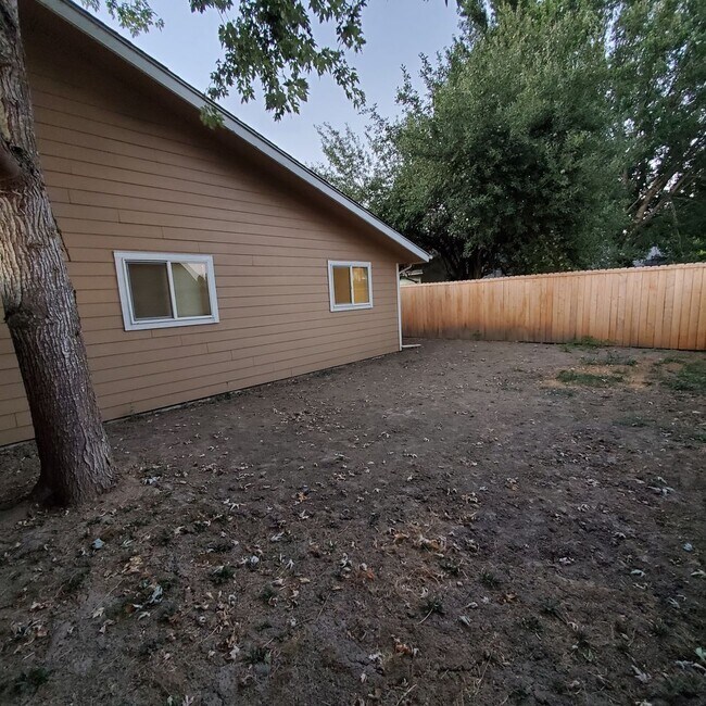 Building Photo - 30th Place Duplex