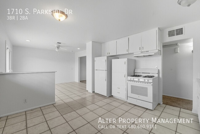 Building Photo - 1710 S Parkside Dr