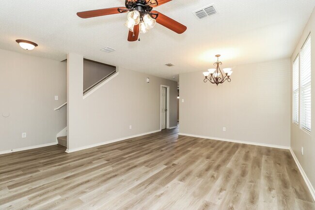 Building Photo - 631 Silvertop Rd