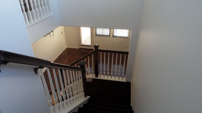 Building Photo - 3BR 2.5 BA 2 Story Home with 2 Car Garage