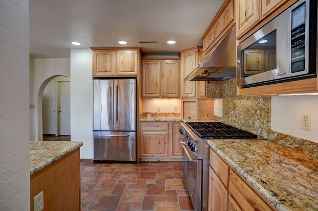 Building Photo - 5 Bedroom + a Den, 3 Bathroom, 2 Car Garage For Rent in Prescott!