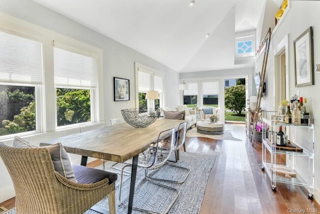 Building Photo - 10 Henry St