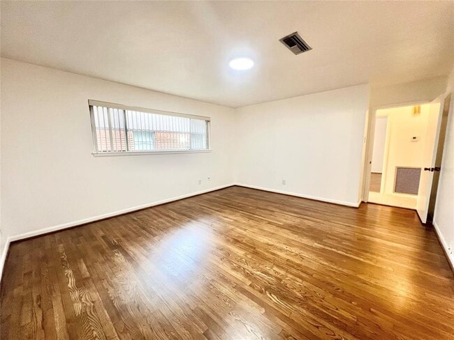Building Photo - 5546 Beechnut St
