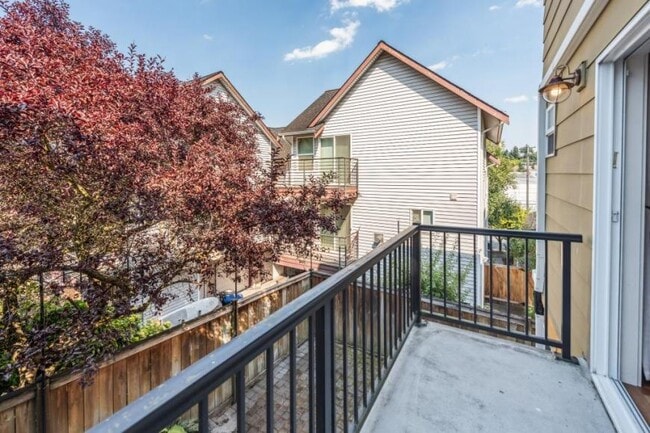 Building Photo - 3 bedroom in Seattle WA 98199