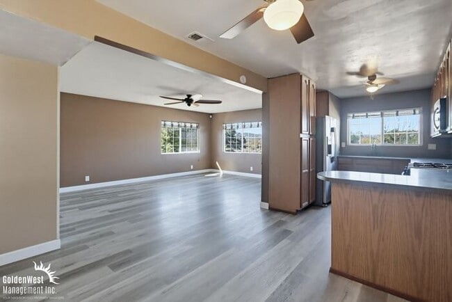 Building Photo - Updated 3Bdm 2 Ba Single Story Home with Detached Garage in the Heart of Lakeside