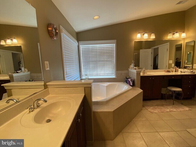 Building Photo - 42084 Bear Tooth Dr