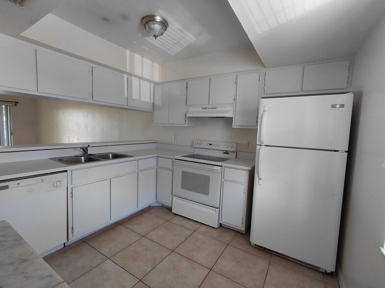 Building Photo - 4920 Chiquita Blvd S