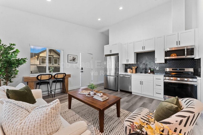 Building Photo - 832 Desty St