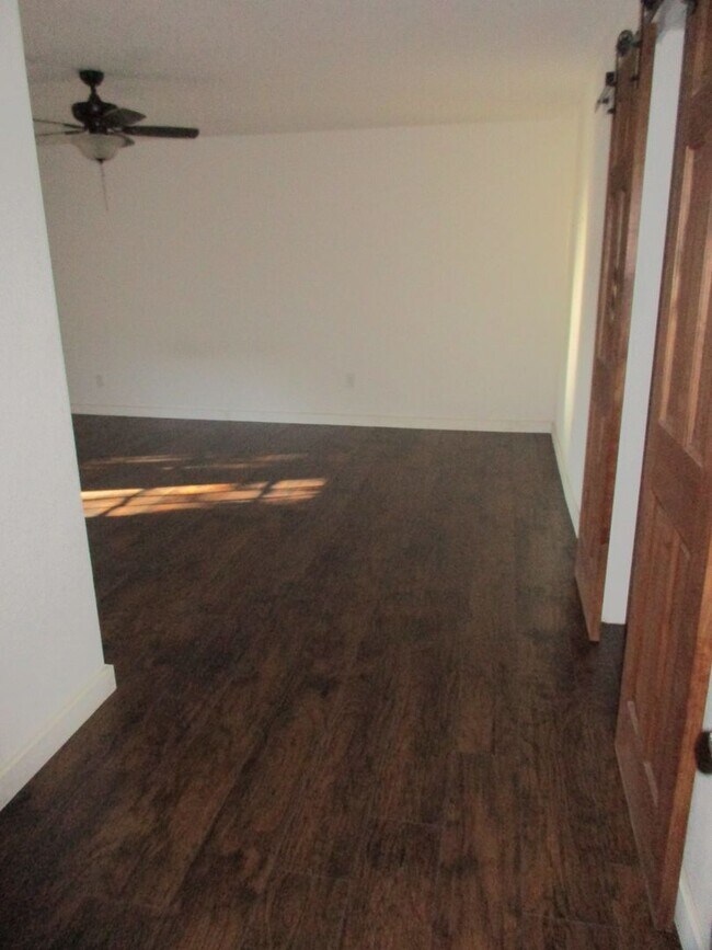 Building Photo - Beautiful 4/3 House for Rent in Lampasas, TX