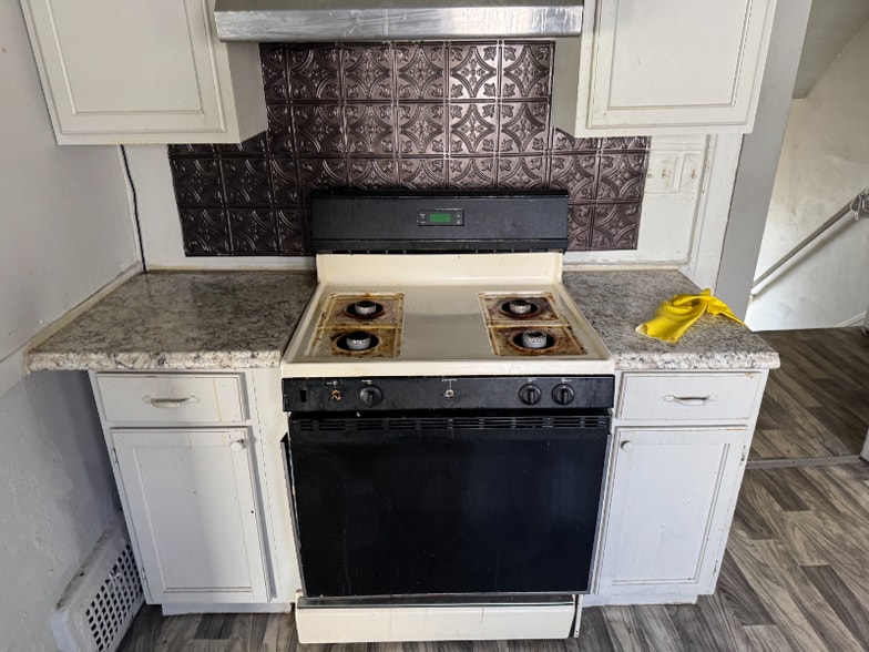 Building Photo - 11907 Continental Ave