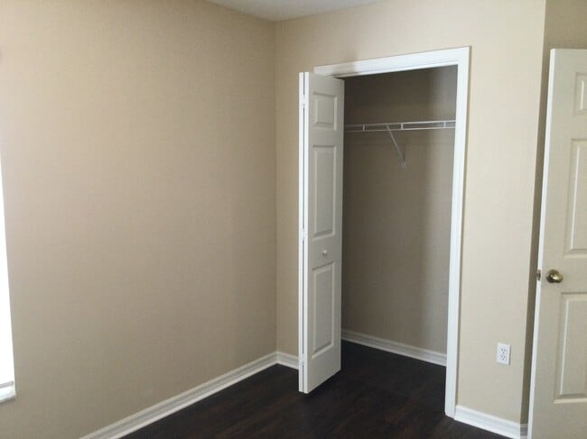 Building Photo - 2408 Groveway Dr