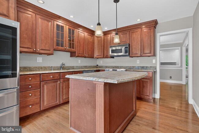 Building Photo - 305 Williamsburg Ct