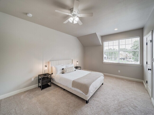 Building Photo - 200 Cove Dr