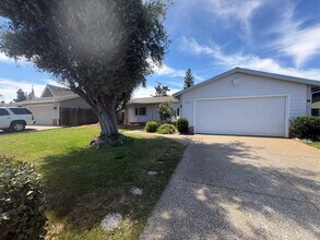 Building Photo - 3046 Notre Dame Dr