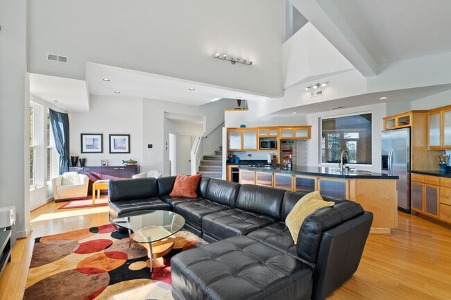 Building Photo - Sleek, spacious 3-bdrm/2.5-bath contemporary in SW Hills. Office, wine cellar, views, near Washin...