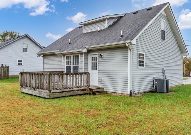 Building Photo - Adorable 3BD/2BA home in Murfreesboro with deck & attached garage!