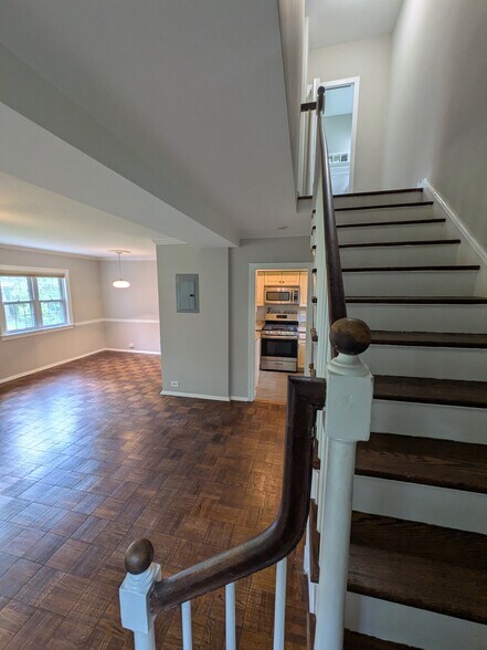 Building Photo - 3102 Valley Dr