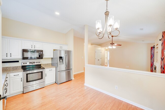 Building Photo - Comfort Meets Function in This 3BR/2BA Ced...