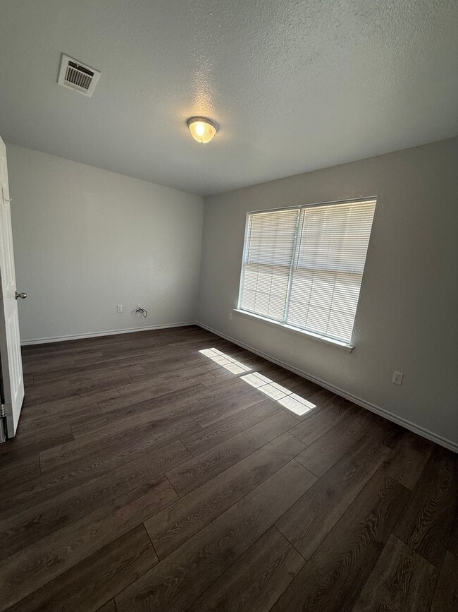 Building Photo - 2 Bedroom in Hughes Springs ISD