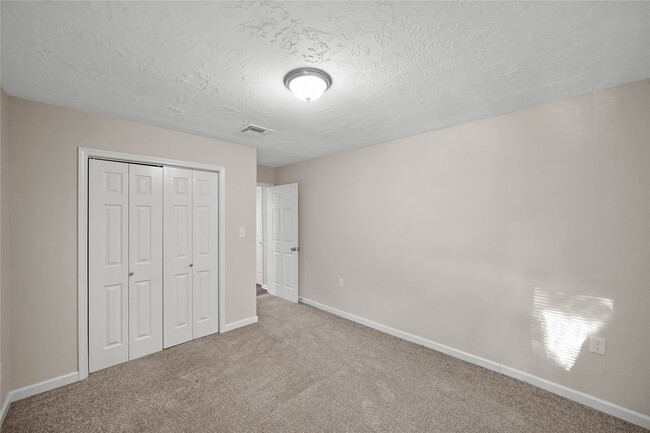 Building Photo - 1606 Stone Lake Dr