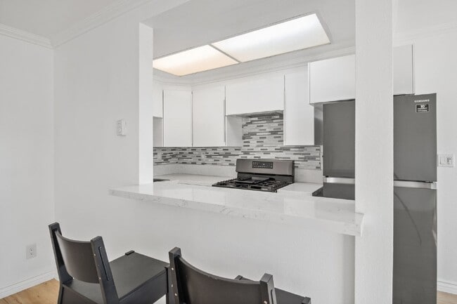 Building Photo - Stylish 1-Bedroom Apartment with Private B...