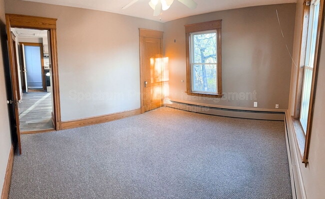 Building Photo - 584 Pleasant St