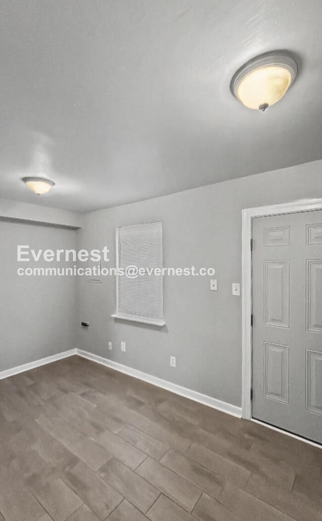 Building Photo - Townhome with Modern Amenities and Off-Street Parking