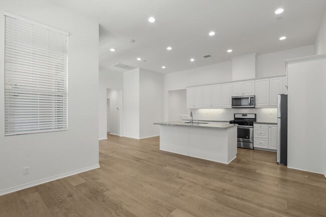 Building Photo - Desirable Eastwood Village Home