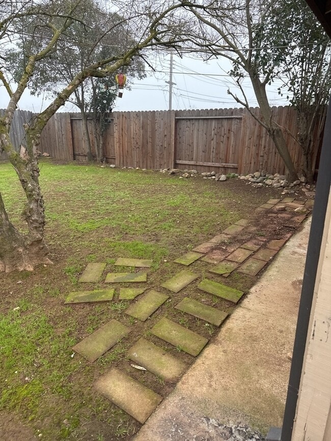 Building Photo - Well Maintained 2-Bedroom 1- bath Home in Quiet Sacramento Neighborhood