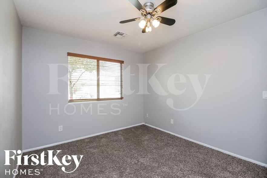 Building Photo - 375 W Jersey Way