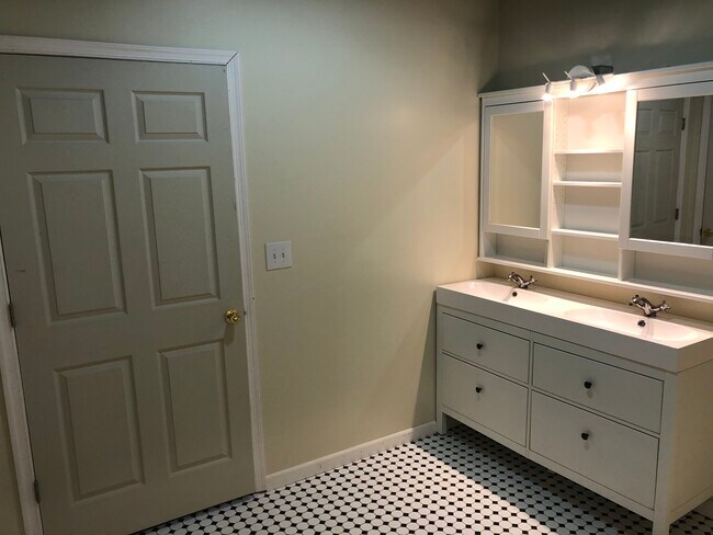 1 bedroom apartment is available now on the riverfront 1009 Jefferson str. The location is ideal fo - 1009 Jefferson St