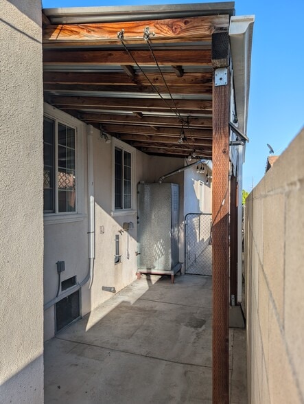 Building Photo - 2214 Eckhart Ave