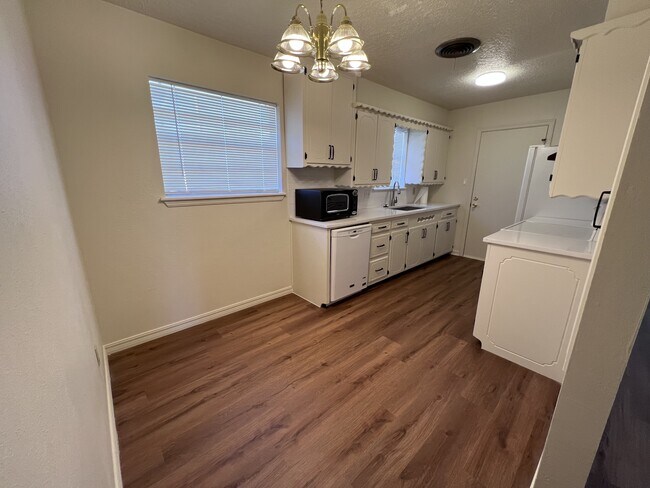 Building Photo - 820 Richmond Dr