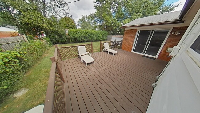 Building Photo - "3-Bedroom Gem with 1.5 Baths on Talbot St...