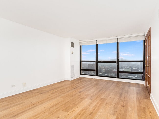 Building Photo - 1540 N La Salle Dr