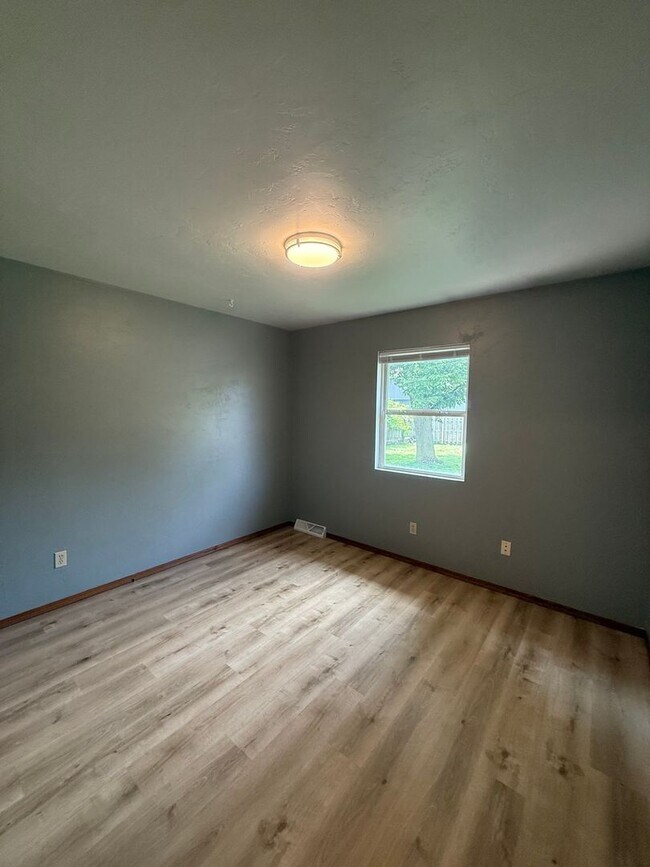 Building Photo - 600-602 Mollies Way
