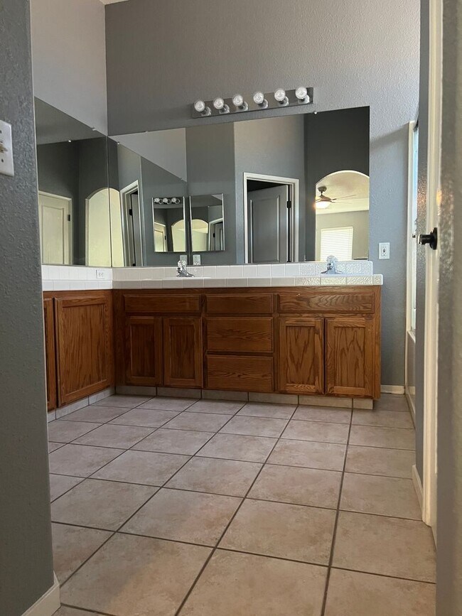 Building Photo - 3740 S Pride Ct